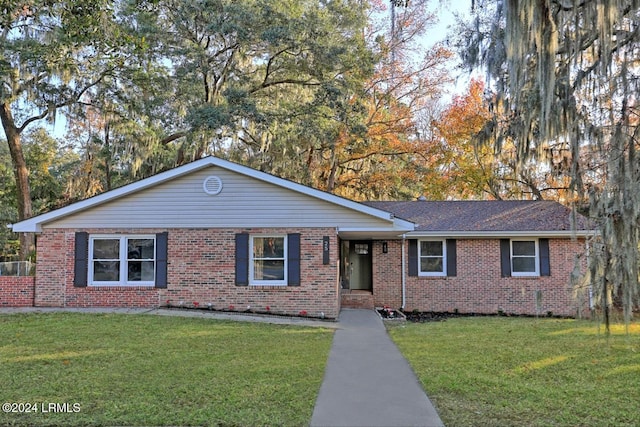 single story home featuring a front lawn