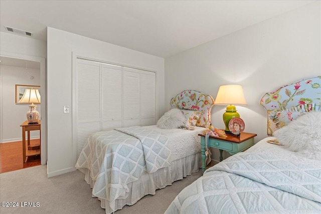 bedroom featuring carpet floors and a closet