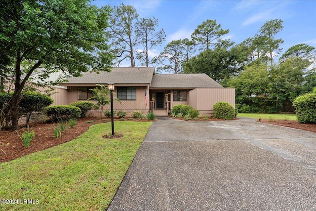 ranch-style home featuring a front lawn