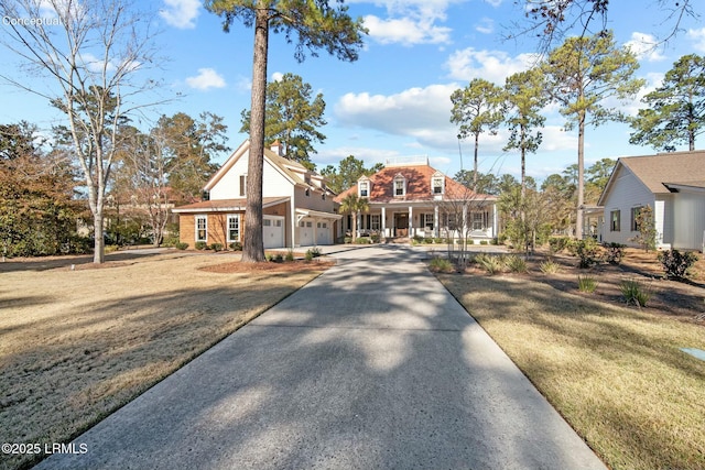 view of front of property featuring a front lawn