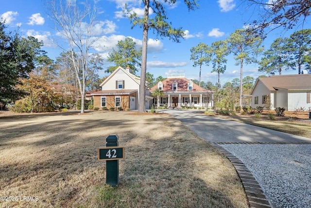 view of front facade featuring a porch and a front lawn