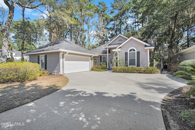 view of front facade featuring a garage and driveway