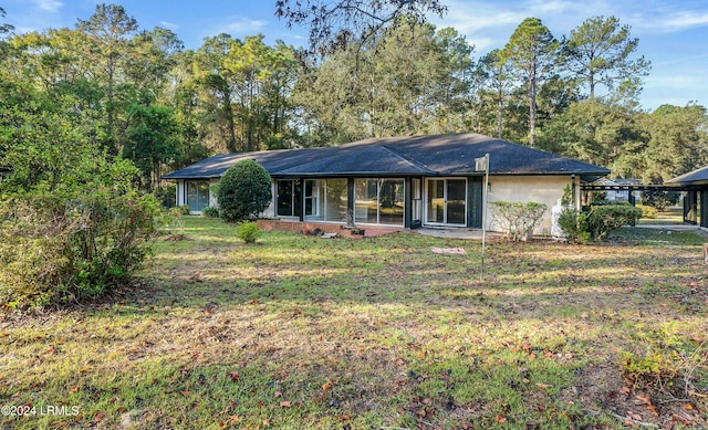 ranch-style home featuring a front lawn