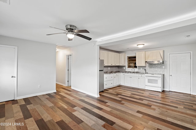 kitchen featuring sink, stainless steel refrigerator, backsplash, dark hardwood / wood-style floors, and white range with electric stovetop