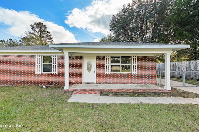 ranch-style home with a front yard