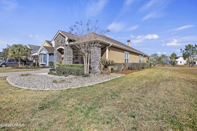 view of front facade featuring a front lawn