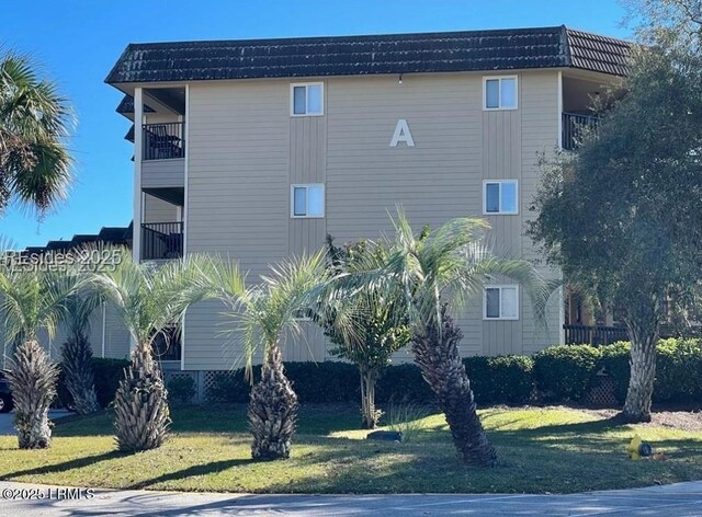 view of side of property featuring a lawn