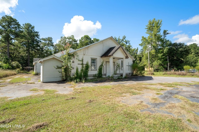 view of front of house with a front yard