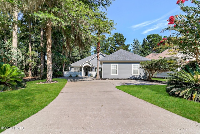 ranch-style house featuring a front yard