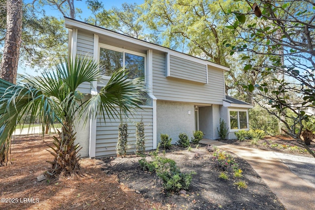 view of front facade featuring stucco siding