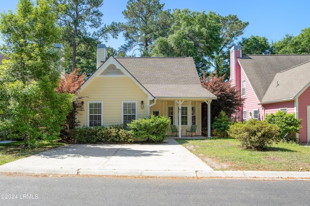 view of front facade with a front yard and covered porch