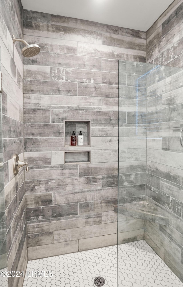 bathroom featuring a tile shower