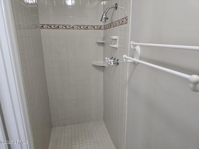 bathroom featuring tiled shower