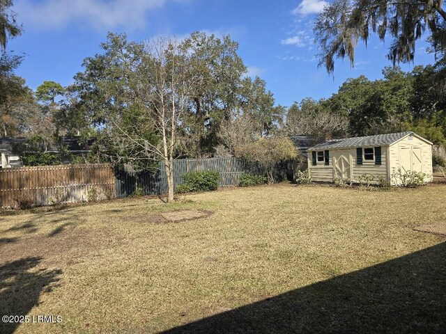 view of yard featuring a storage shed