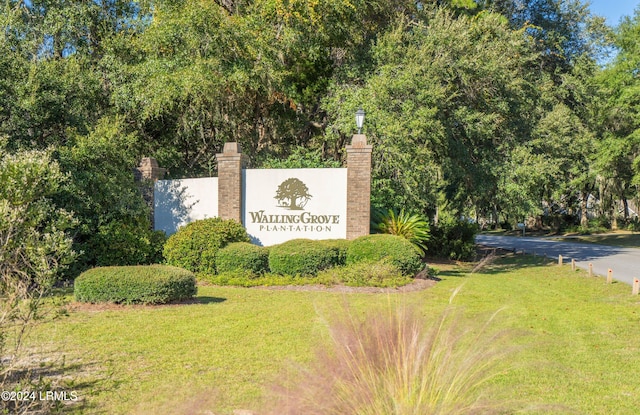 community / neighborhood sign featuring a lawn