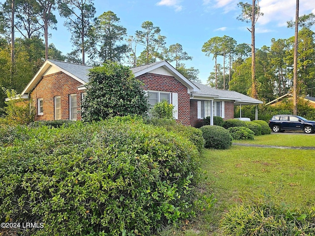 ranch-style house featuring a front yard