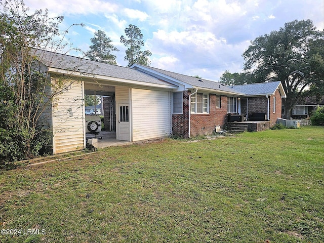 back of house featuring a yard