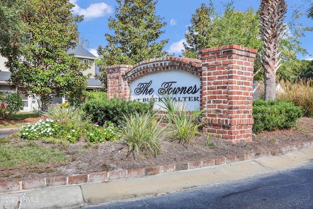 view of community / neighborhood sign