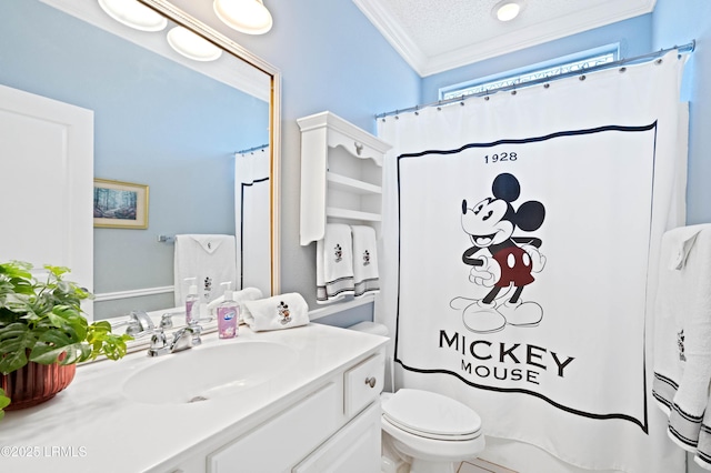 bathroom featuring toilet, a textured ceiling, a shower with shower curtain, crown molding, and vanity