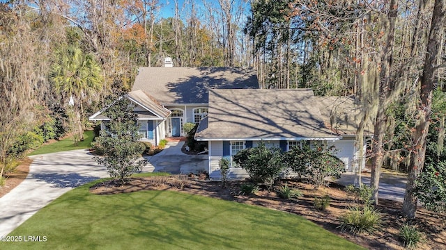 view of front of house featuring a front yard