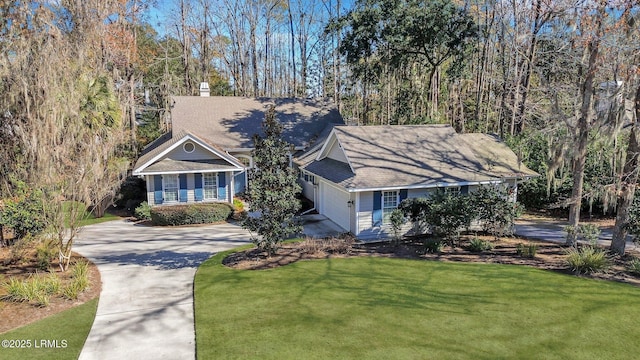 view of front of home featuring a front yard