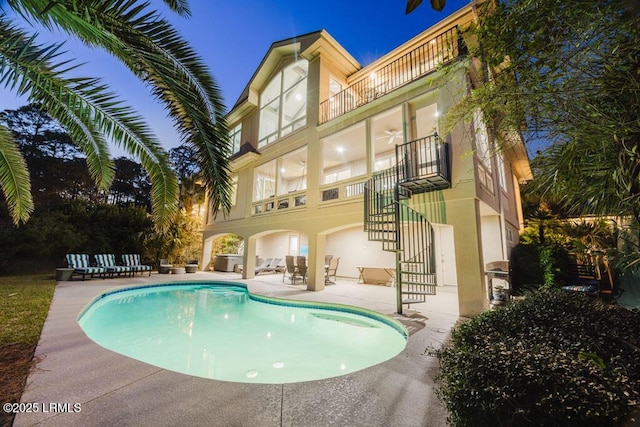 view of swimming pool with a patio and ceiling fan