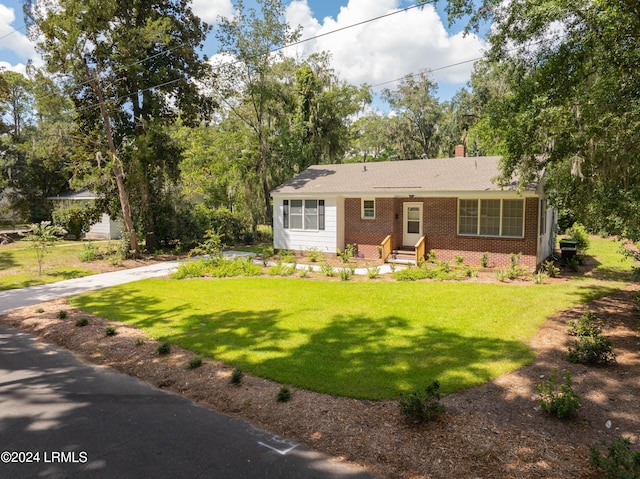 view of front of house with a front lawn