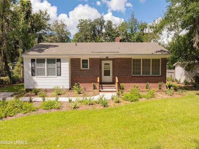 ranch-style house featuring a front yard