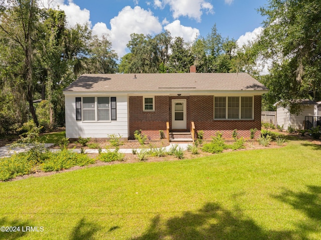 ranch-style house featuring a front lawn