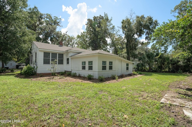 view of front of house featuring a front lawn