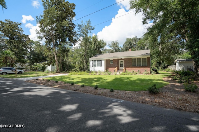 single story home with a front yard