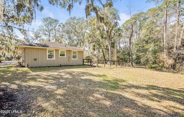 view of yard featuring fence