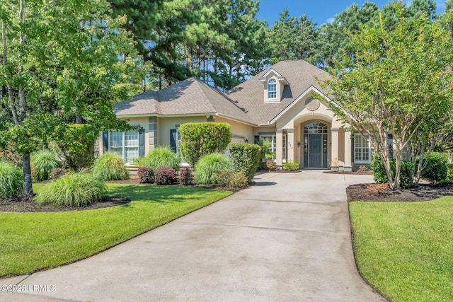 view of front of home featuring a front yard