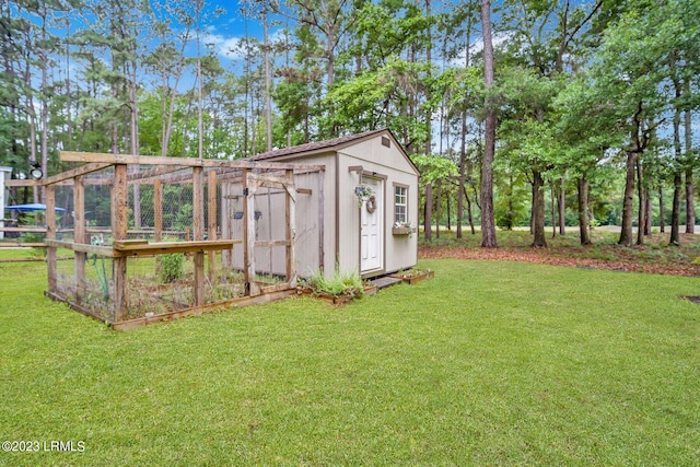 view of outdoor structure featuring an outbuilding