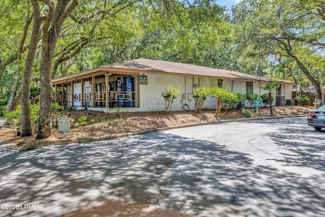 40 Folly Field Rd Unit G1, Hilton Head Island, SC 29928 - ranch-style home featuring stucco siding, a porch, and asphalt driveway