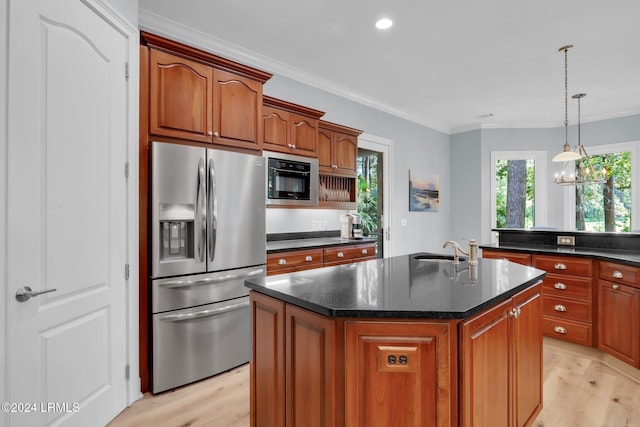 kitchen with sink, a center island with sink, light hardwood / wood-style flooring, stainless steel fridge, and pendant lighting