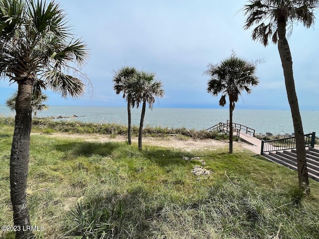 view of yard featuring a water view