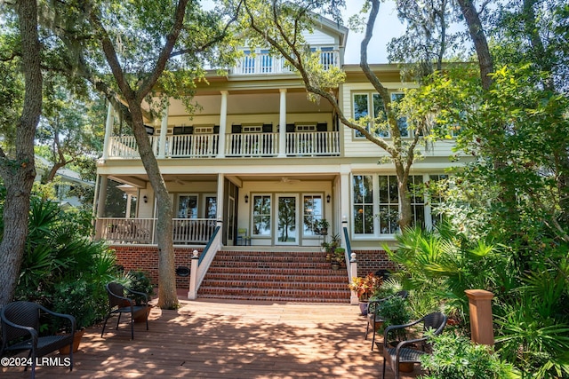 view of front of property featuring a balcony