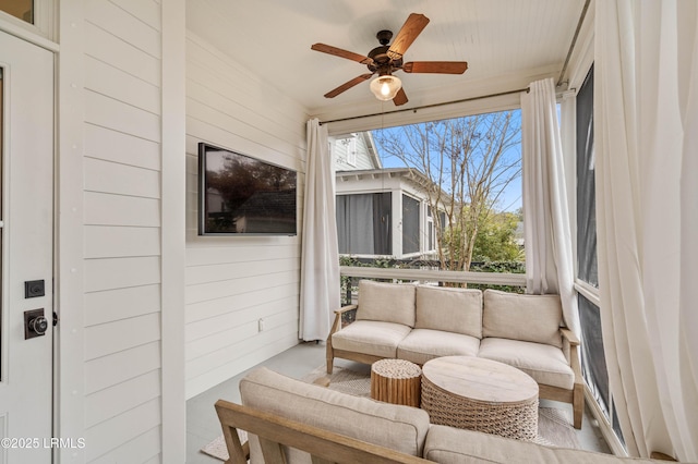 sunroom with ceiling fan