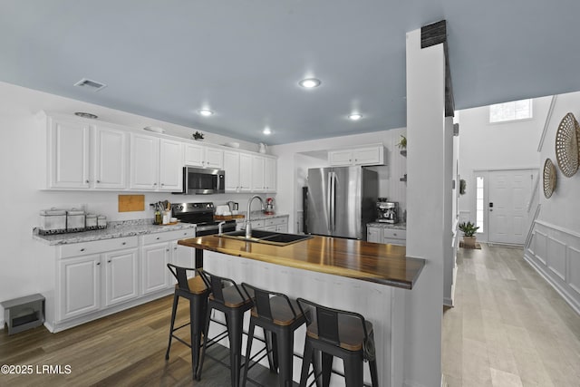 249 Hitching Post Cres, Bluffton, SC 29910 - kitchen featuring stainless steel appliances, a sink, light wood finished floors, white cabinetry, and recessed lighting
