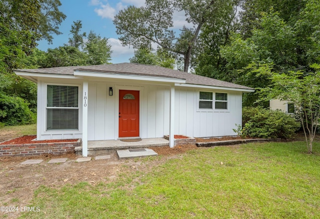 single story home featuring a front yard