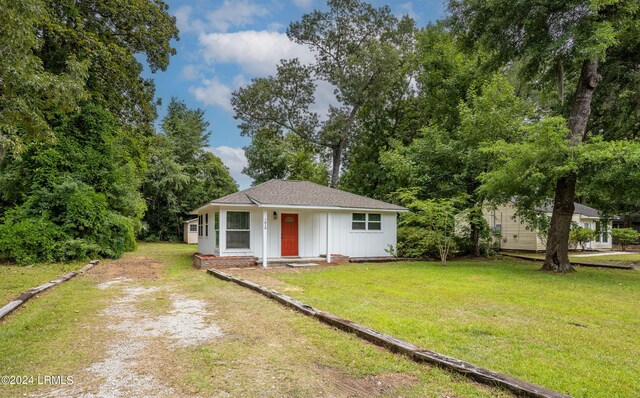 view of front of house with a front yard