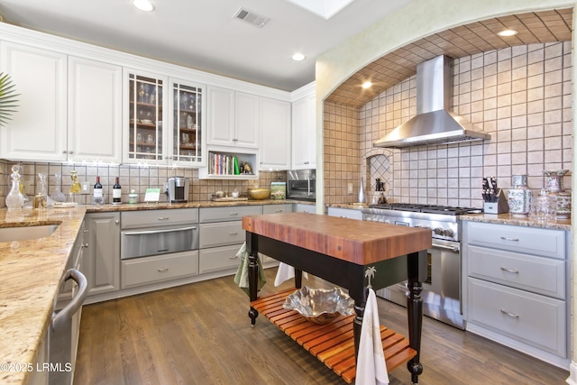 71 Peninsula Dr, Hilton Head Island, SC 29926 - kitchen with stainless steel appliances, wall chimney range hood, a warming drawer, tasteful backsplash, and recessed lighting