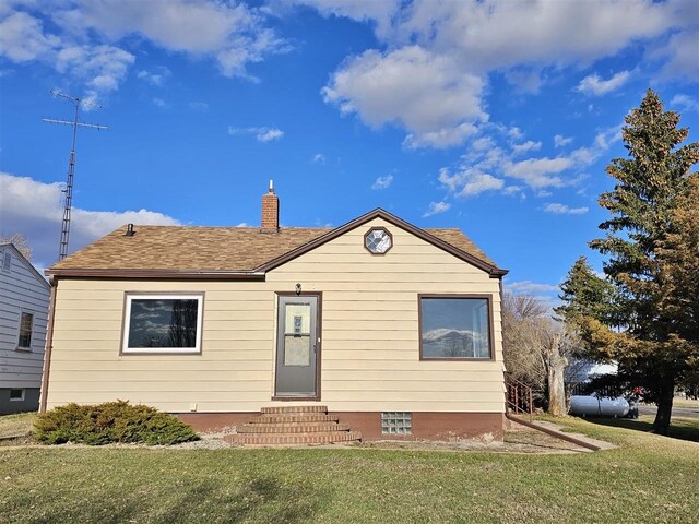 view of front of property featuring a front yard