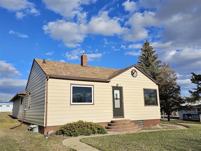 810 2nd Ave, Kenmare, ND 58746 - bungalow-style house with a front lawn