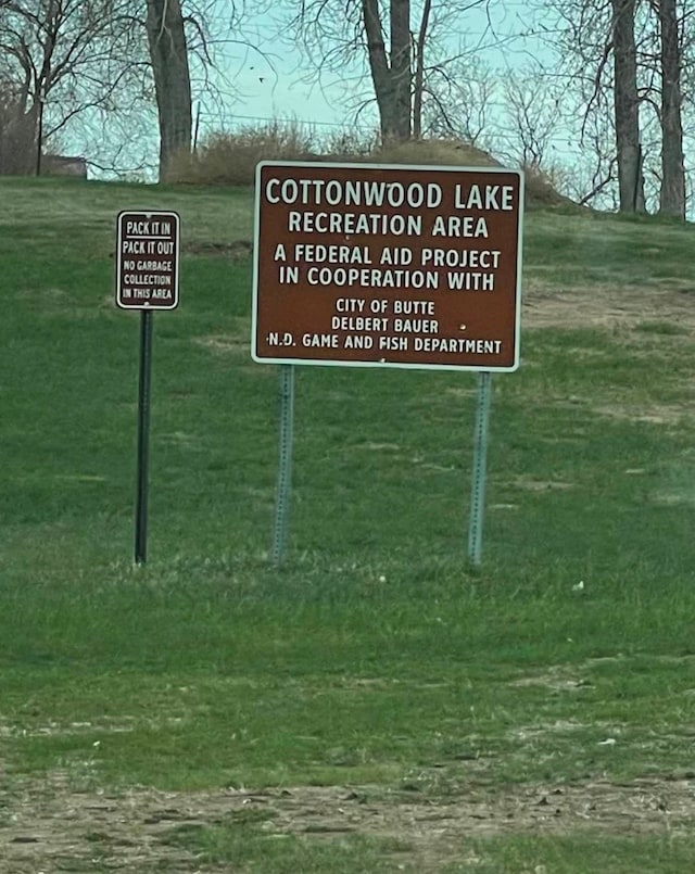 community sign with a lawn