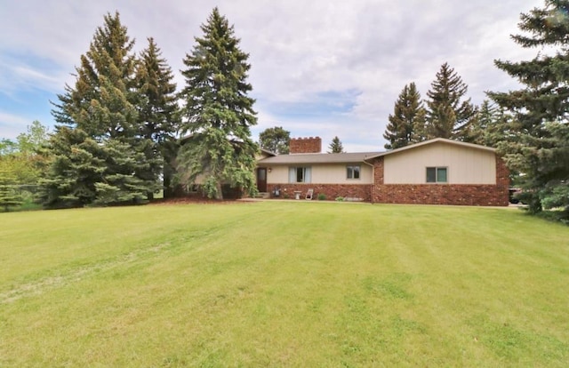 exterior space featuring a front yard