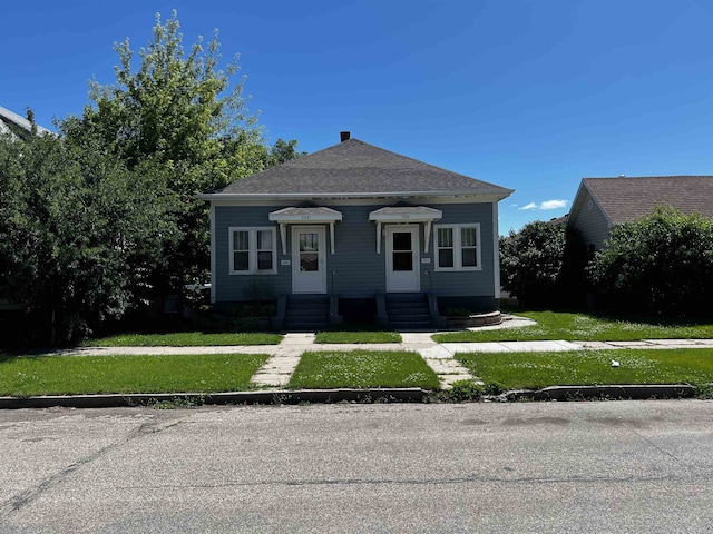 view of front of property featuring a front yard