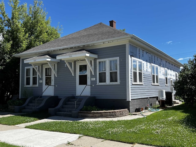 view of front of home with a front lawn