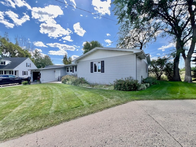 view of front of home featuring a front yard